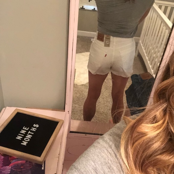 NWT Levi’s White High Waisted Shorts - Picture 5 of 5
